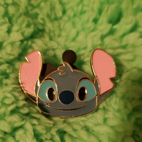 Disney Trading Pin Collection - Picture 8 of 9